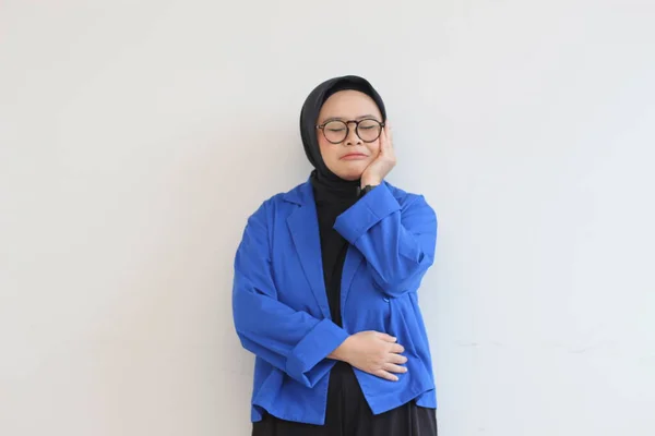 Joven Hermosa Mujer Musulmana Asiática Con Gafas Blazer Azul Con — Foto de Stock