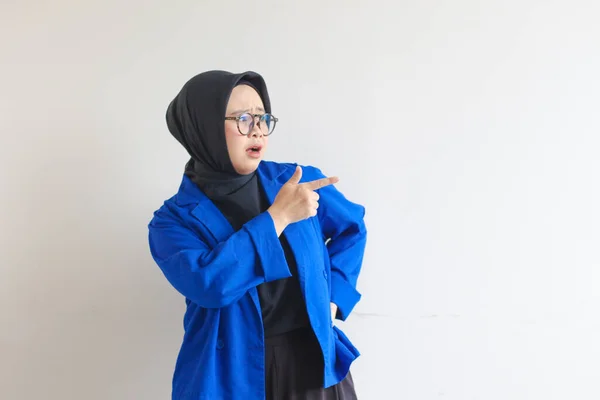 Όμορφη Νεαρή Ασιάτισσα Μουσουλμάνα Γυναίκα Γυαλιά Μαντίλα Και Φορώντας Μπλε — Φωτογραφία Αρχείου
