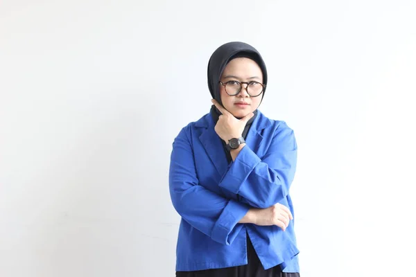 Güzel Asyalı Genç Müslüman Kadın Gözlüklü Mavi Ceketli Çenesi Üzerinde — Stok fotoğraf