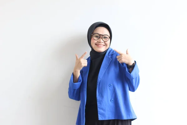 Genç Güzel Asyalı Müslüman Kadın Gözlüklü Mavi Ceketli Gülen Yüz — Stok fotoğraf