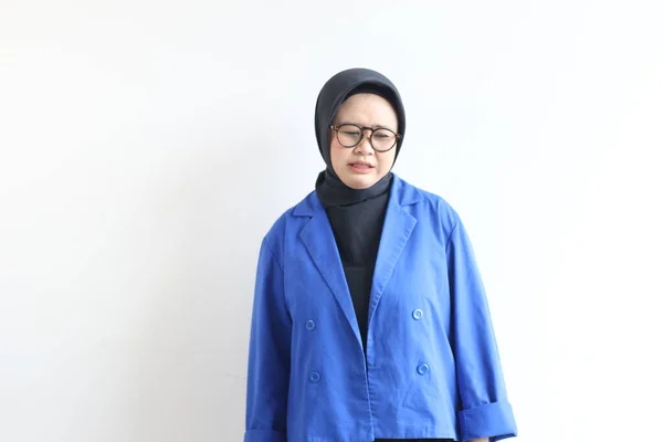 Güzel Asyalı Genç Müslüman Bir Kadın Gözlüklü Mavi Ceketli Yüzünde — Stok fotoğraf
