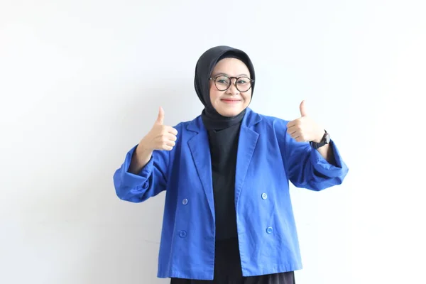 Krásná Mladá Asijská Muslimka Nosí Brýle Modré Sako Gestem Ruky — Stock fotografie