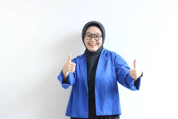 Güzel Asyalı Genç Müslüman Kadın Gözlüklü Mavi Ceketli Hareketi Izole — Stok fotoğraf