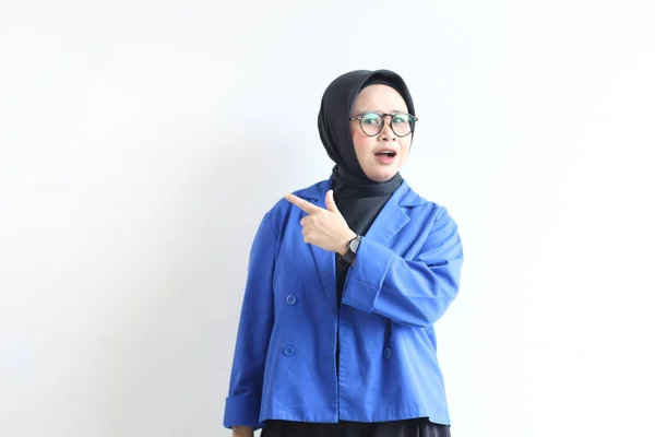 Frumoasă Tânără Femeie Musulmană Asiatică Ochelari Hijab Purtând Blazer Albastru — Fotografie, imagine de stoc