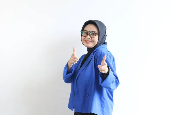 Krásná Mladá Asijská Muslimka Brýlích Hidžáb Nosí Modré Sako Úsměvem — Stock fotografie