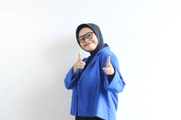 ヒジャーブ 青いブレザーを身に着けている美しい若いアジアのイスラム教徒の女性は自信を持って笑顔と白の背景に隔離された前方を指す両手で興奮し 広告コンセプト — ストック写真