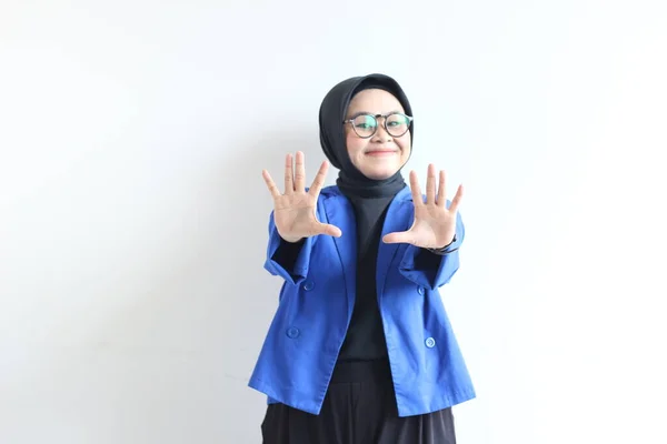 Krásná Mladá Asijská Muslimka Nosí Brýle Modré Sako Ukazující Dlaně — Stock fotografie