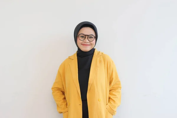 Jong Mooi Aziatisch Moslim Vrouw Het Dragen Van Bril Geel — Stockfoto