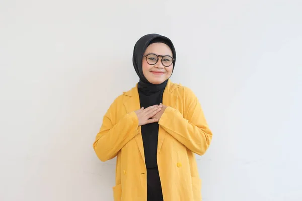 Schöne Junge Asiatische Muslimin Mit Brille Und Lächeln Legt Beide — Stockfoto