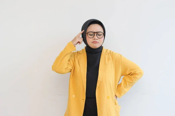 Красивая Молодая Азиатская Мусульманка Очках Жёлтом Пиджаке Думает Изолированно Белом — стоковое фото