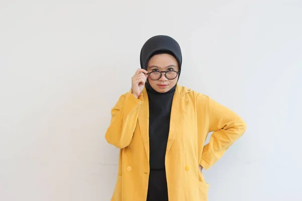 Νεαρή Όμορφη Ασιάτισσα Μουσουλμάνα Φορώντας Κίτρινο Σακάκι Κοιτάζοντας Κάμερα Κρατώντας — Φωτογραφία Αρχείου