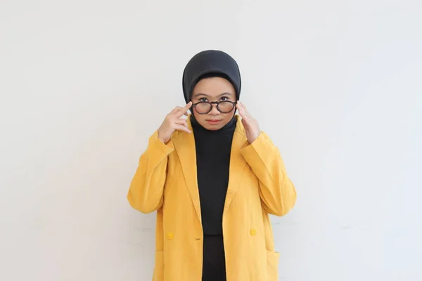 Fiatal Gyönyörű Ázsiai Muszlim Sárga Blézert Visel Miközben Kamerát Nézi — Stock Fotó