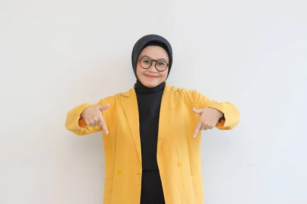 Гарна Молода Азіатська Мусульманка Окулярах Хіджаб Одягнена Жовтий Блейзер Посміхаються — стокове фото
