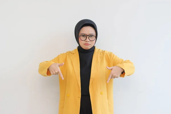 안경을 히잡을 아리따운 아시아 무슬림 여성은 양손으로 배경에 고립된 컨셉을 — 스톡 사진