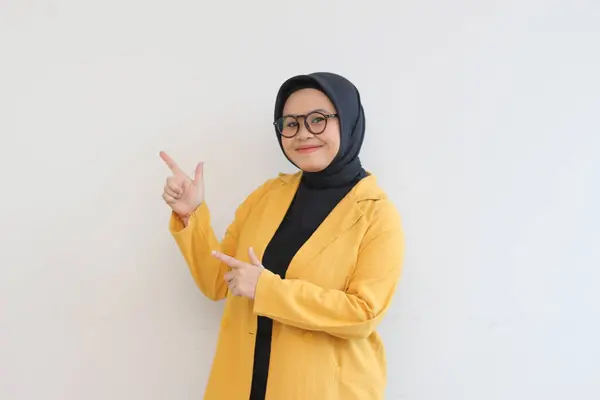 Hermosa Joven Mujer Musulmana Asiática Gafas Hijab Vistiendo Chaqueta Amarilla —  Fotos de Stock