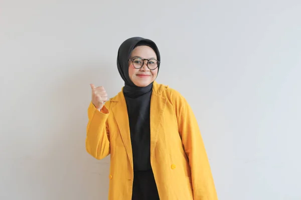Krásná Mladá Asijská Muslimka Nosí Brýle Žluté Sako Gestem Ruky — Stock fotografie