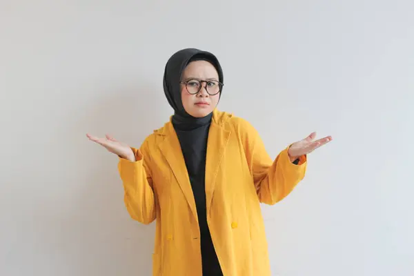 Beautiful Young Asian Muslim Woman Glasses Hijab Wearing Yellow Blazer — Stock Photo, Image