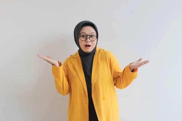 Bella Giovane Asiatica Musulmana Occhiali Hijab Giacca Gialla Sorridente Fiducioso — Foto Stock