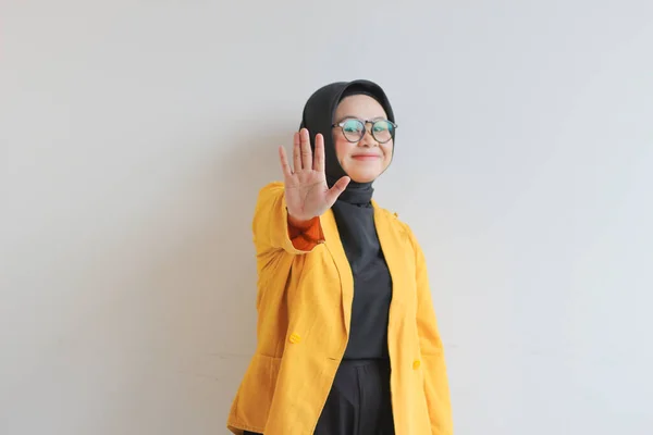 Güzel Bir Asyalı Genç Müslüman Kadın Gözlüklü Sarı Ceketli Izole — Stok fotoğraf
