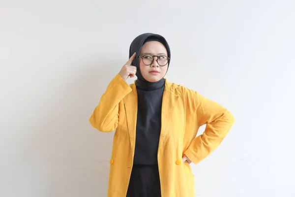 Schöne Junge Asiatische Muslimin Mit Brille Und Gelbem Blazer Denkt — Stockfoto