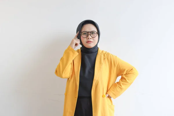 Linda Jovem Mulher Muçulmana Asiática Vestindo Óculos Blazer Amarelo Está — Fotografia de Stock