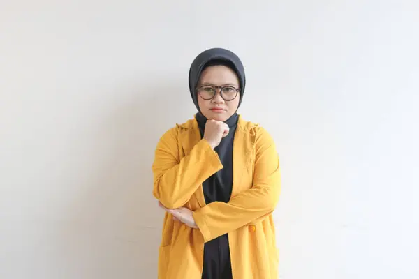 Güzel Asyalı Genç Müslüman Bir Kadın Gözlüklü Sarı Ceketli Çenesinde — Stok fotoğraf
