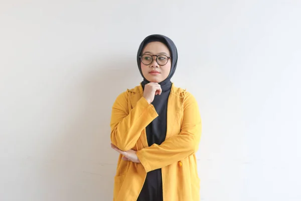 Güzel Asyalı Genç Müslüman Kadın Gözlük Takıyor Elleri Çenesinde Sarı — Stok fotoğraf