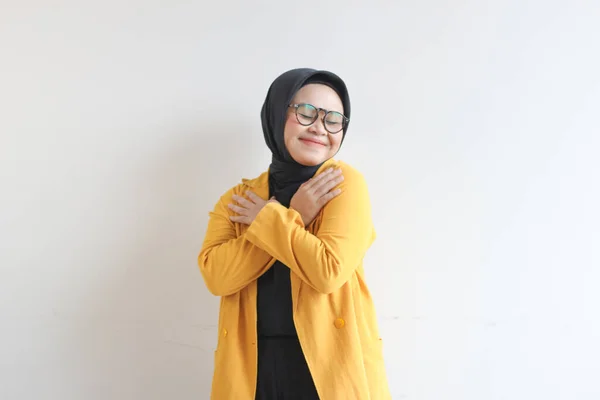 Schöne Junge Asiatische Muslimin Mit Brille Und Lächeln Legt Beide — Stockfoto