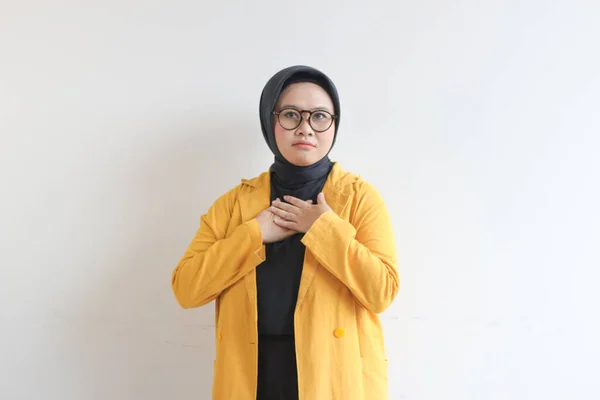 Gözlüklü Gülümseyen Güzel Asyalı Genç Müslüman Kadın Beyaz Arka Planda — Stok fotoğraf