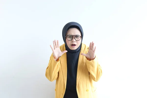 美しい若いアジアのイスラム教徒の女性は 手のひらを示す眼鏡と黄色のブレザーを着用し 興奮孤立した白い背景 広告コンセプト — ストック写真