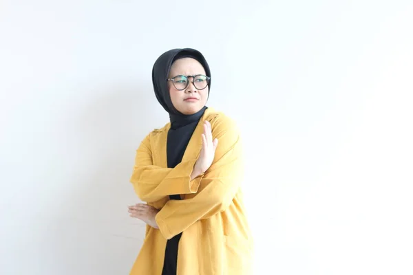 深刻な若いアジアのイスラム教徒の女性の交差手は停止ジェスチャーを行い 白の背景に隔離された拒絶を実証 — ストック写真