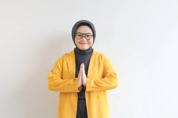 Schöne Junge Asiatische Frau Brille Hijab Und Gelbem Blazer Posiert — Stockfoto