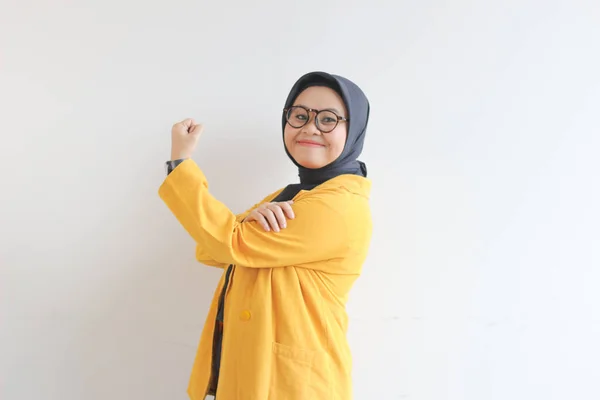 Вродлива Мусульманка Азії Одягнена Окуляри Жовтий Піджак Сильним Жестом Піднімаючи — стокове фото