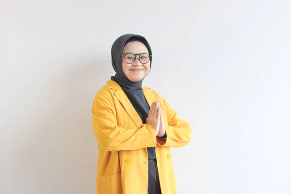 Krásná Mladá Asiatka Brýlích Hidžáb Sobě Žluté Sako Pózující Namaste — Stock fotografie