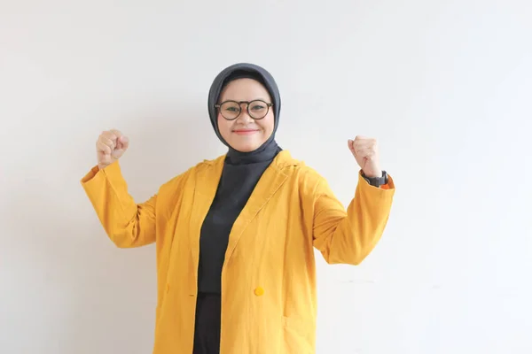 Красивая Молодая Азиатская Мусульманка Очках Жёлтом Пиджаке Сильным Жестом Поднимая — стоковое фото