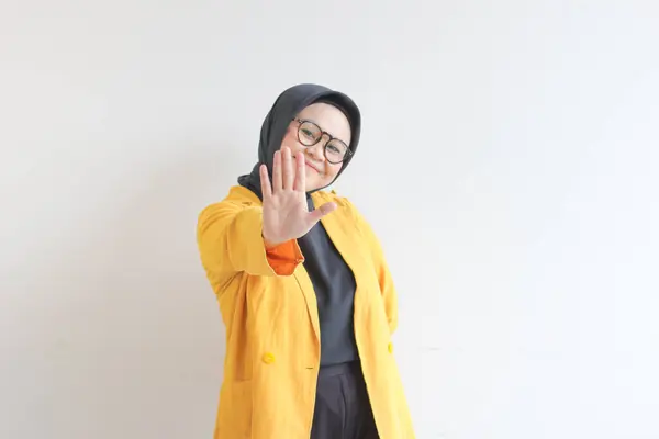 Красивая Молодая Азиатская Мусульманка Очках Жёлтом Пиджаке Показывающая Ладони Улыбаясь — стоковое фото