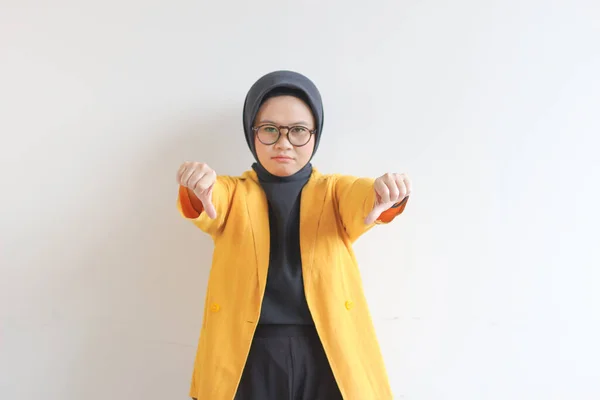 Чудова Мусульманка Азії Одягнена Окуляри Жовтий Блейзер Відторгненням Руки Ізольовані — стокове фото