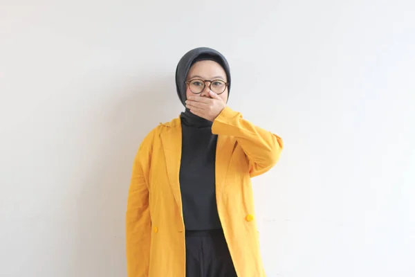 Krásná Mladá Asijská Muslimka Nosí Brýle Žluté Sako Šokovaným Výrazem — Stock fotografie