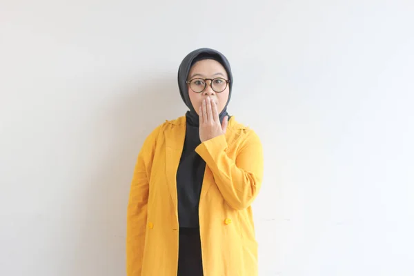 배경에 고립된 가리면서 안경을 충격적 표정을 아름다운 아시아인 이슬람 — 스톡 사진