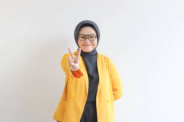 Krásná Mladá Asijská Muslimka Nosí Brýle Žluté Sako Gestikulující Mír — Stock fotografie