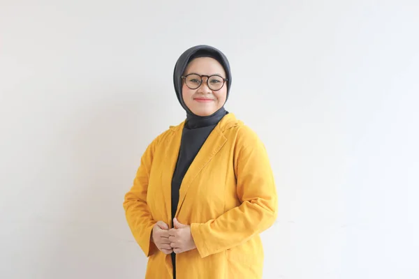Νεαρή Όμορφη Ασιάτισσα Μουσουλμάνα Γυναίκα Φοράει Γυαλιά Και Κίτρινο Σακάκι — Φωτογραφία Αρχείου