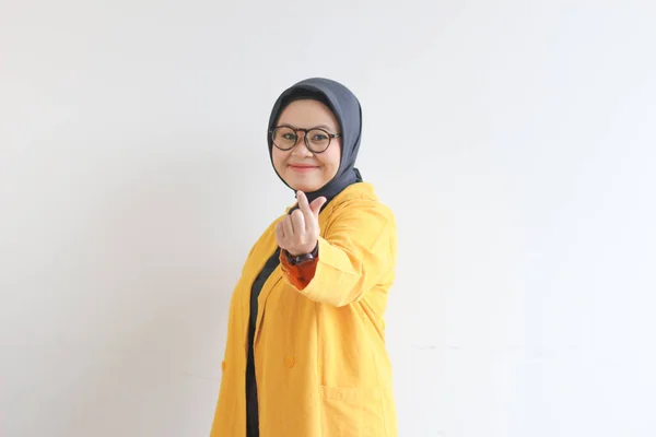 Krásná Mladá Asijská Muslimka Nosí Brýle Žluté Sako Gestikulující Korejské — Stock fotografie