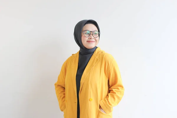 Joven Hermosa Mujer Musulmana Asiática Con Gafas Chaqueta Amarilla Con — Foto de Stock