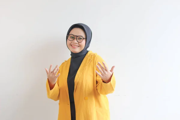 Jovem Bela Mulher Muçulmana Asiática Vestindo Óculos Blazer Amarelo Com — Fotografia de Stock
