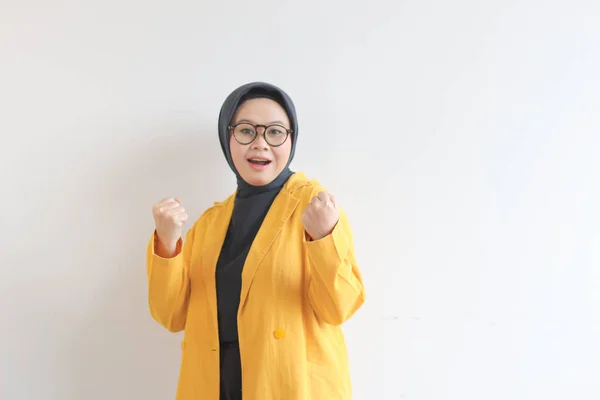 Güzel Asyalı Genç Müslüman Kadın Gözlüklü Sarı Ceketli Mutlu Bir — Stok fotoğraf