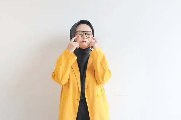 Güzel Asyalı Genç Müslüman Bir Kadın Gözlüklü Sarı Ceketli Üzgün — Stok fotoğraf