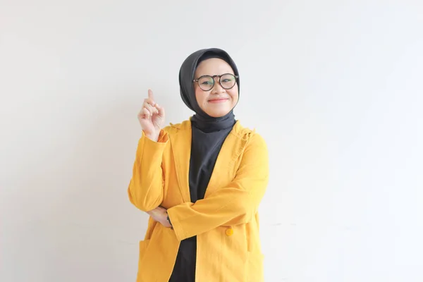 Гарна Молода Мусульманка Азії Одягнена Окуляри Жовтий Блезер Думає Посміхаючись — стокове фото