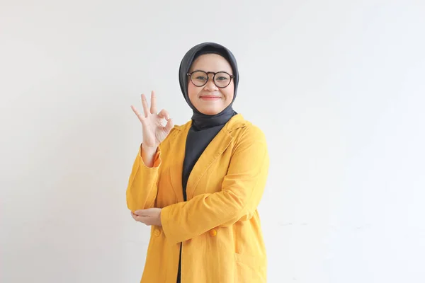 Όμορφη Νεαρή Μουσουλμάνα Ασιάτισσα Φοράει Γυαλιά Και Κίτρινο Σακάκι Χειρονομία — Φωτογραφία Αρχείου