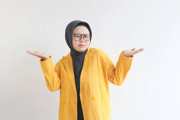 Hermosa Joven Musulmana Asiática Gafas Hijab Vistiendo Chaqueta Amarilla Con — Foto de Stock