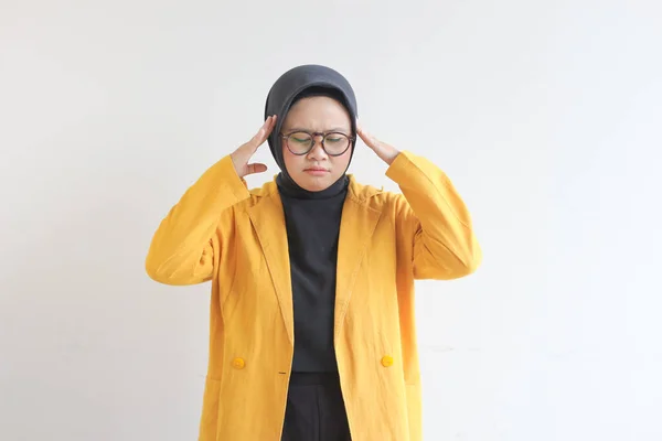 Güzel Asyalı Genç Müslüman Bir Kadın Gözlüklü Sarı Ceketli Kafası — Stok fotoğraf